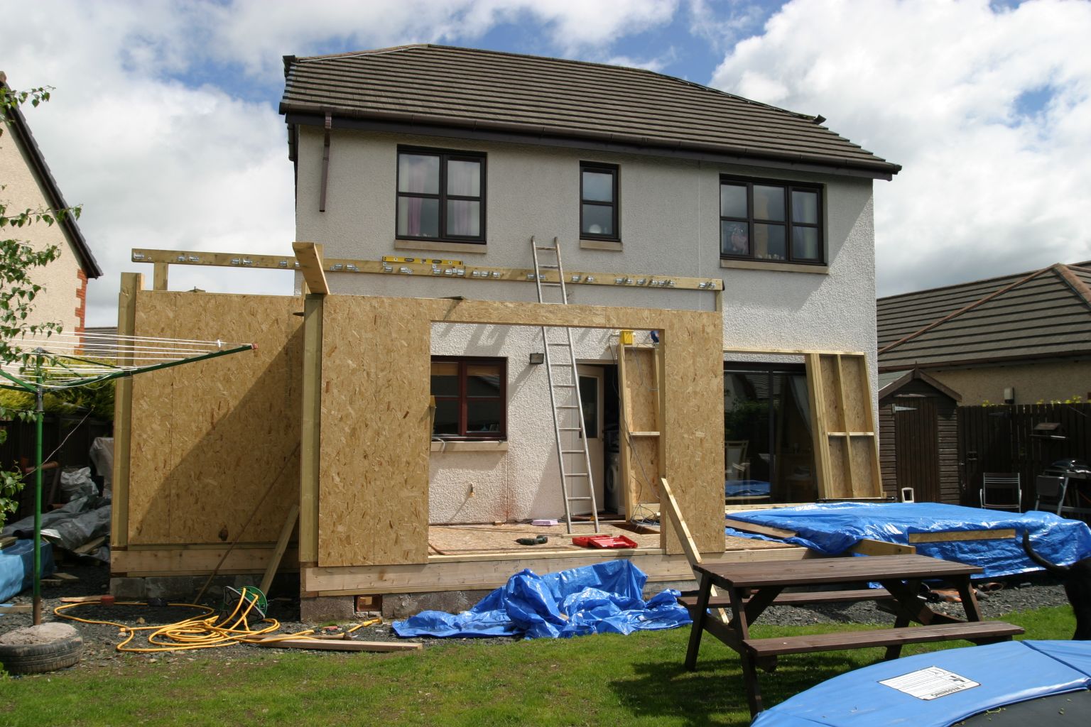 Maison avec une exstension en bois en construction